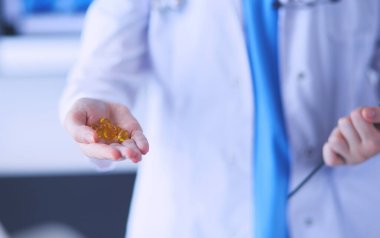 Doktorların ellerinin hapları tutarken yakın plan çekimleri..