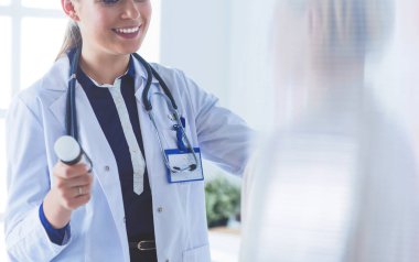 Doktor ve hasta masada otururken bir şey tartışıyorlar. İlaç ve sağlık hizmetleri kavramı