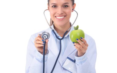 Doktor kadın elmayı steteskopla inceliyor.