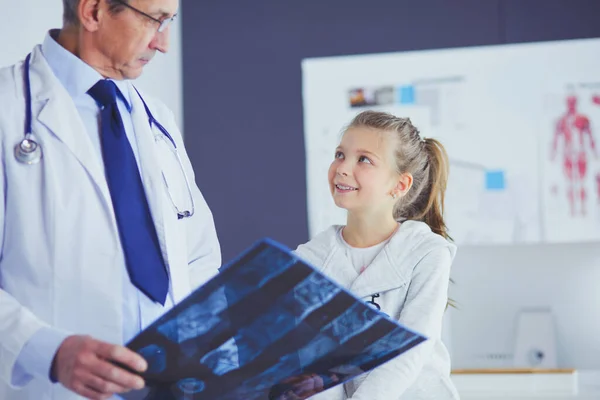 Mała dziewczynka z matką u lekarza na konsultacjach — Zdjęcie stockowe
