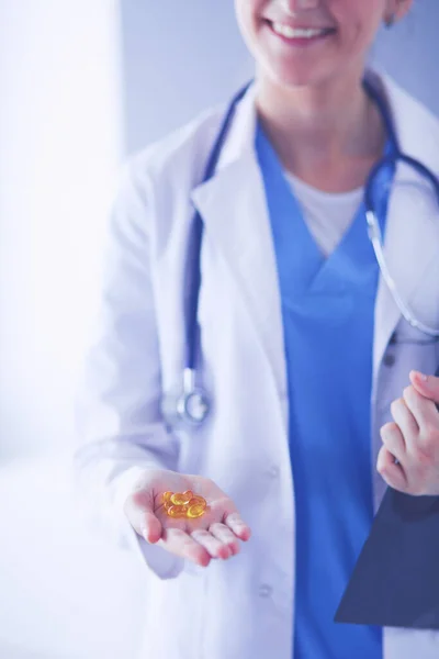Крупный план врачей, держащих в руках таблетки. — стоковое фото