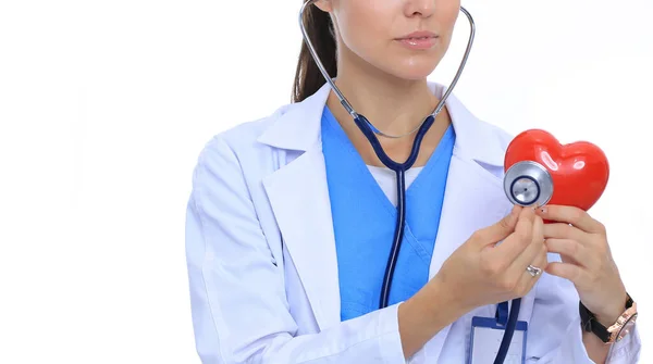 Femeia pozitiva in picioare cu stetoscopul si simbolul cardiac rosu izolat. Femeie doctor — Fotografie, imagine de stoc