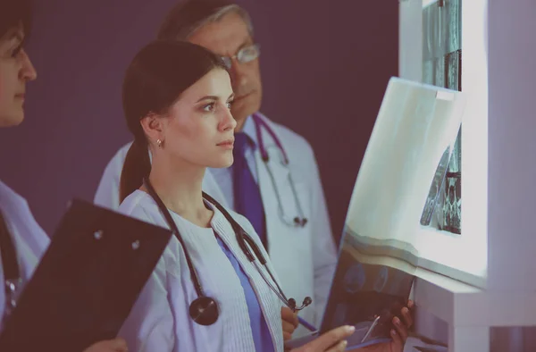 Лікарі госпіталю дивляться рентгенівські промені в екстреній — стокове фото