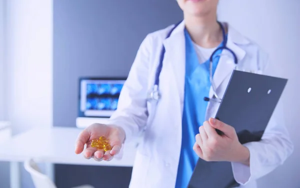 Крупный план врачей, держащих в руках таблетки в клинике. — стоковое фото