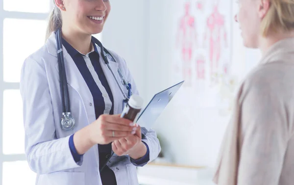 Doctor y paciente discutiendo algo mientras están sentados en la mesa. Concepto de medicina y salud — Foto de Stock