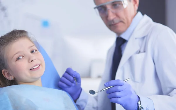 Little girl sitting in the dentists office — Stock Photo, Image