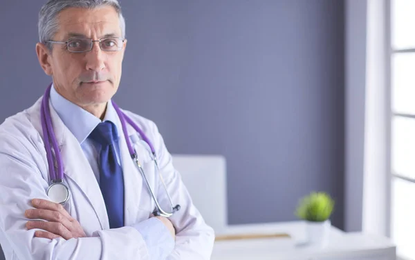 Portret van een lachende dokter in zijn heldere kantoor — Stockfoto