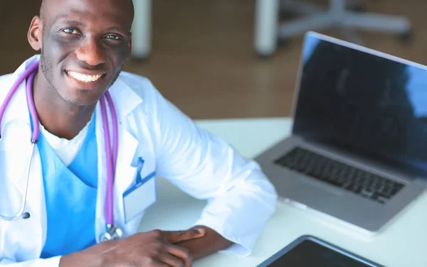 Modern ofisteki Afrikalı Amerikalı doktor. — Stok fotoğraf