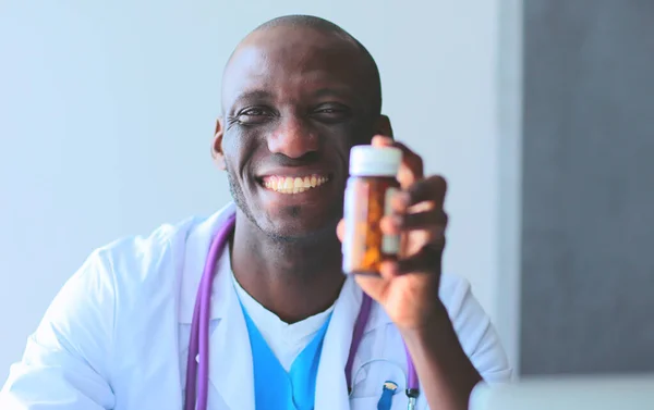 患者に薬の瓶を与える男性医師のクローズアップ — ストック写真