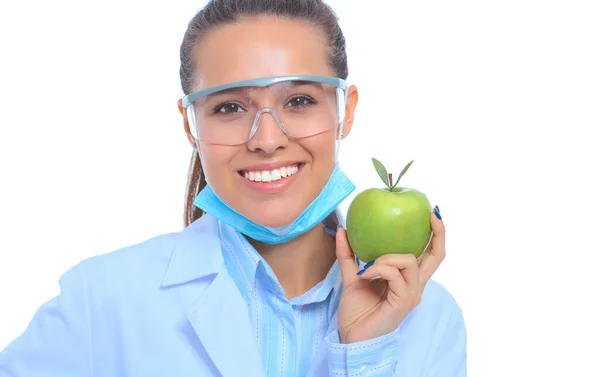 Mulher sorridente médico com uma maçã verde. — Fotografia de Stock