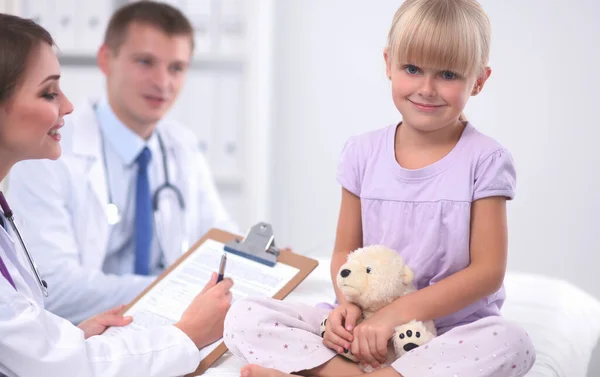 Μικρό κορίτσι και νεαρός γιατρός στο νοσοκομείο έχουν εξετάσεις — Φωτογραφία Αρχείου
