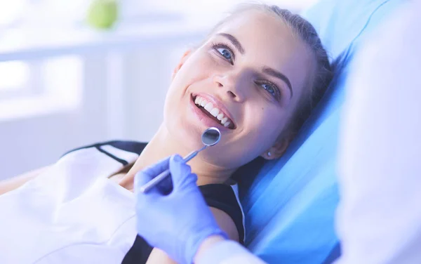 Giovane paziente femminile con un bel sorriso esaminando ispezione dentale presso lo studio dentistico. — Foto Stock