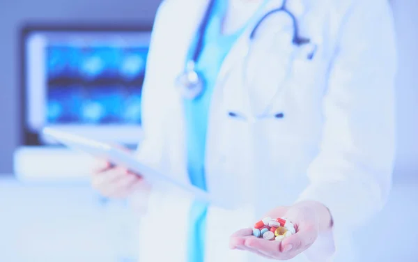 Foto close-up dari tangan dokter memegang pil dan tablet di klinik. — Stok Foto