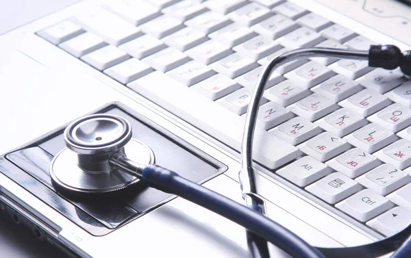PCのキーボード上の医療用聴診器 — ストック写真