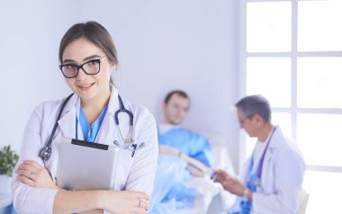Hastane lobisinde tablet bilgisayar kullanan kadın doktor.