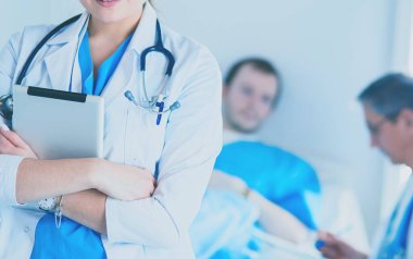 Hastane lobisinde tablet bilgisayar kullanan kadın doktor.