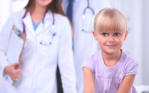 Médico femenino examinando a un niño con estetoscopio en cirugía — Foto de Stock