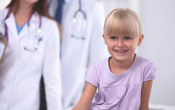 Liten flicka och ung läkare på sjukhus med undersökning — Stockfoto