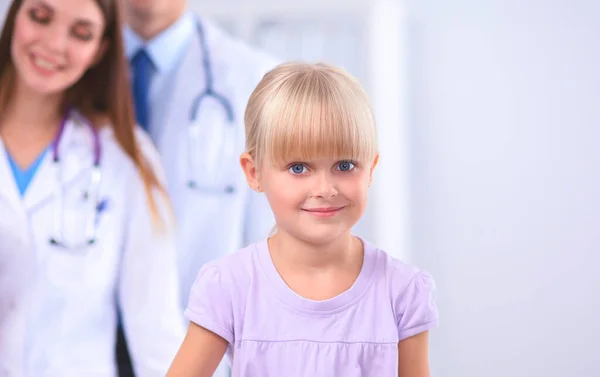 Kvinnlig läkare undersöker barn med stetoskop vid operation — Stockfoto