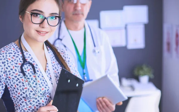 Ein Ärzteteam, Mann und Frau, im Amt — Stockfoto