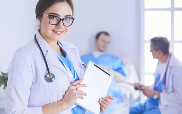 Vrouwelijke arts met behulp van tablet computer in het ziekenhuis lobby — Stockfoto