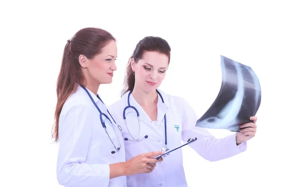 두 명의 간호사 가 병원에서 있는 X 레이 영상을 보고 있다 — 스톡 사진