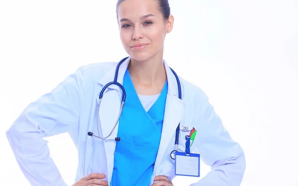 Mooie jonge vrouw in witte jas poserend met de hand in de zak. Vrouwelijke dokter — Stockfoto