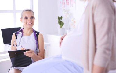 Hamile kadın doktor randevusunda..