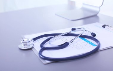 Tıbbi ekipman: Beyaz arka planda mavi steteskop ve tablet. Tıbbi ekipman