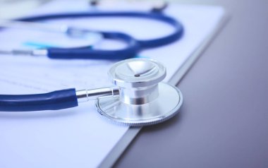 Tıbbi ekipman: Beyaz arka planda mavi steteskop ve tablet. Tıbbi ekipman
