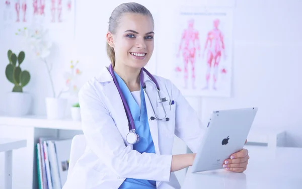 Close up Ritratto di medico femminile amichevole con stetoscopio e compressa in mano. — Foto Stock