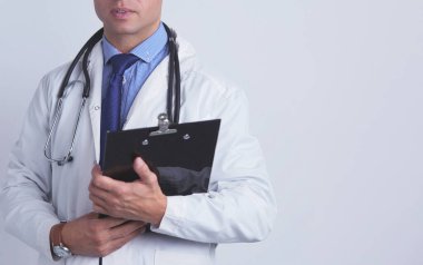 Dosyası olan erkek doktor, beyaz arka planda izole edilmiş.