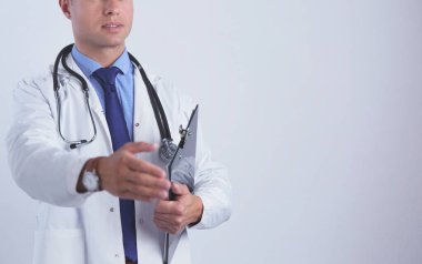 Dost canlısı erkek doktor, sarılmaya hazır.