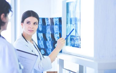 Hastanede röntgen çeken iki kadın doktor