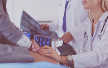 Doktor ve hasta tarama sonuçlarını tarama merkezinde tartışıyor