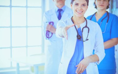 Kadın doktor hastanede el sıkışma teklif ediyor.