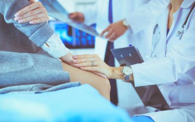 Doktor ve hasta tarama sonuçlarını tarama merkezinde tartışıyor