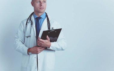 Dosyası olan erkek doktor, beyaz arka planda izole edilmiş.