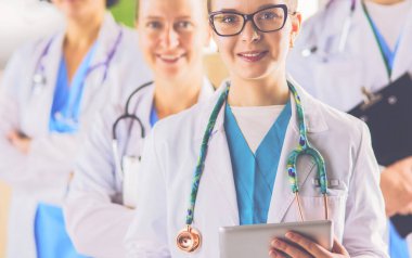 Bir grup doktor ve hemşire hastane odasında bekliyor.
