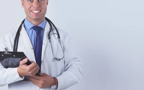 Man läkare stående med mapp, isolerad på vit bakgrund — Stockfoto