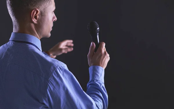 Zakenman speech concept, praten met microfoon in conferentiezaal — Stockfoto