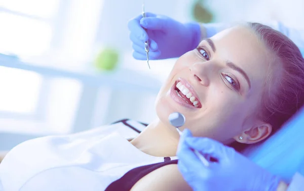 Giovane paziente femminile con bocca aperta che esamina l'ispezione dentale presso lo studio dentistico. — Foto Stock