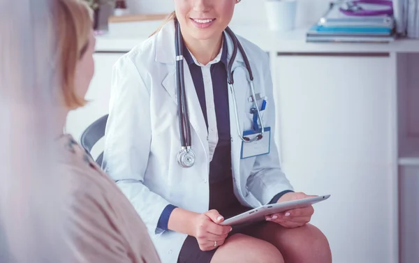 Doctor y paciente discutiendo algo mientras están sentados en la mesa. Concepto de medicina y salud — Foto de Stock