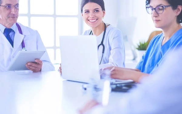 Serieuze medische team bespreken patiënten geval in een helder kantoor — Stockfoto