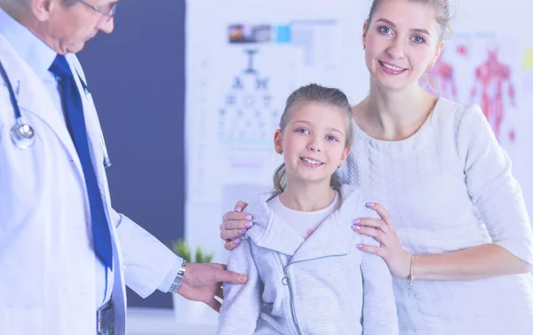 Little children with her mother at a doctor on consultation — Stock Photo, Image