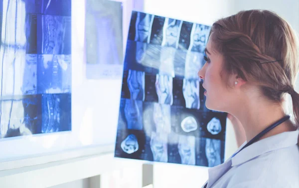 Giovane dottoressa che guarda l'immagine a raggi X dei polmoni in ospedale — Foto Stock