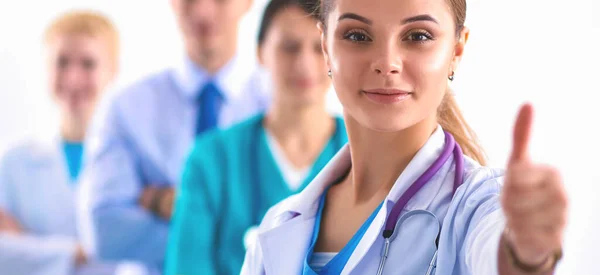 Médica atraente na frente do grupo médico — Fotografia de Stock