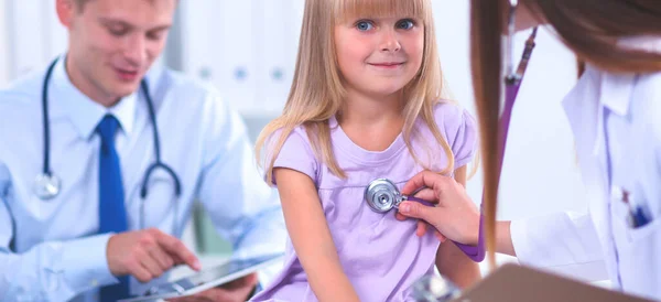 Ärztin untersucht Kind mit Stethoskop bei Operation — Stockfoto