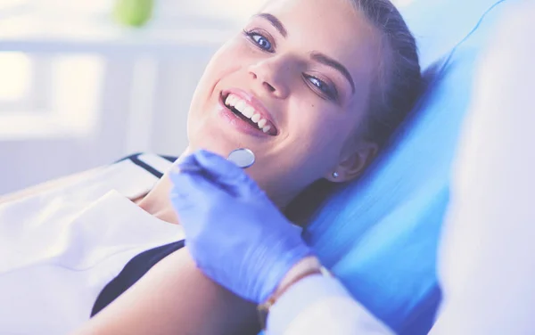 Mladá žena pacientka s krásným úsměvem vyšetření zubní prohlídka v zubní ordinaci. — Stock fotografie