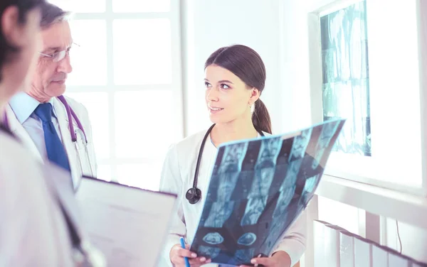 Médecins souriants discutant du diagnostic des patients regardant les rayons X dans un hôpital — Photo